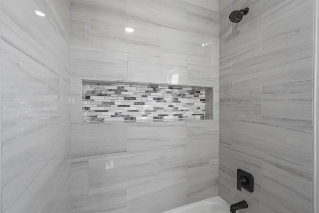 bathroom with tiled shower / bath