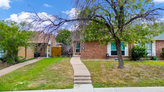 view of front of property featuring a front lawn