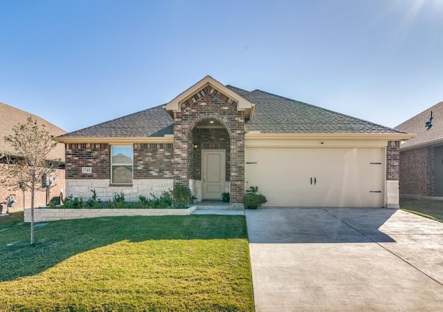 view of front facade featuring a front yard and a garage