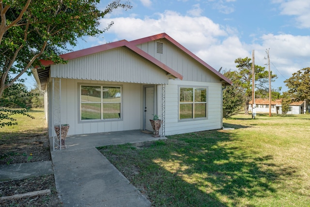 view of front of property with a front lawn