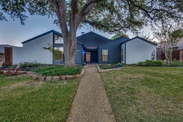 view of front of property featuring a front lawn