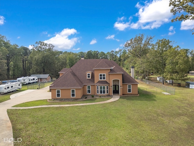 view of front of property featuring a front lawn