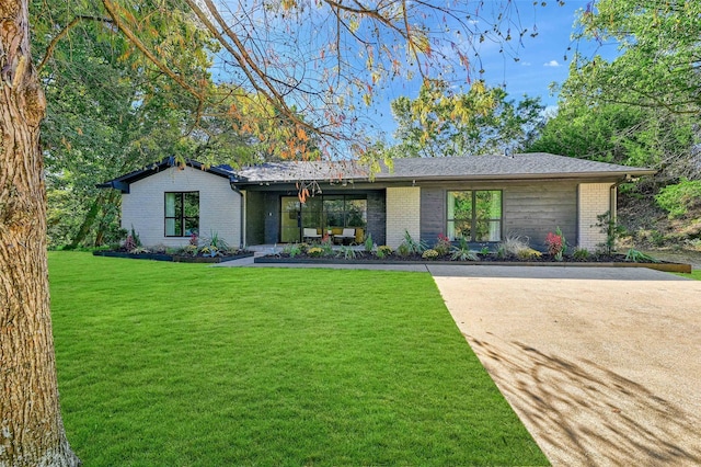 ranch-style home with a front yard