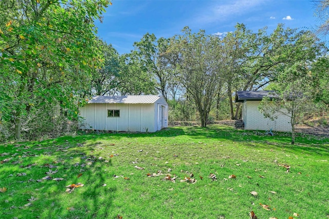 view of yard featuring a shed