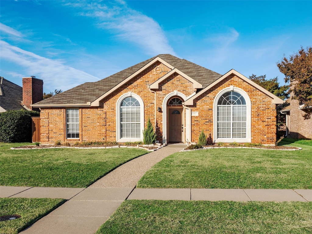 view of front facade featuring a front lawn