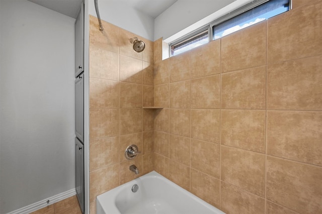 bathroom featuring tiled shower / bath