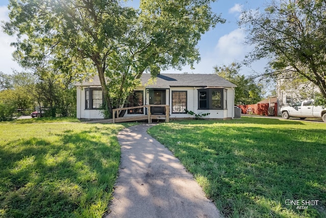 view of front facade featuring a front yard