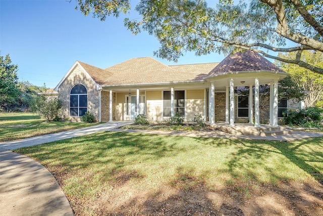 view of front of property featuring a front lawn and ceiling fan