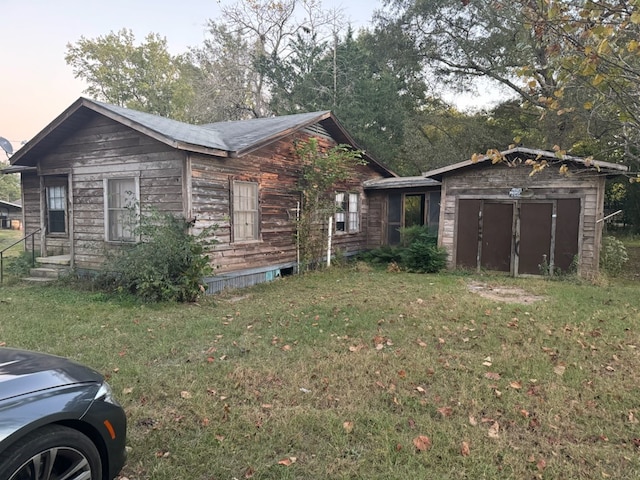 view of front facade featuring a yard