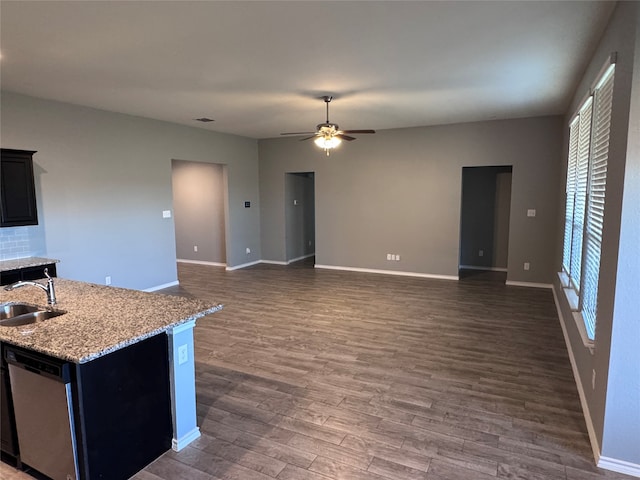 kitchen with ceiling fan, sink, a center island with sink, dishwasher, and dark hardwood / wood-style floors