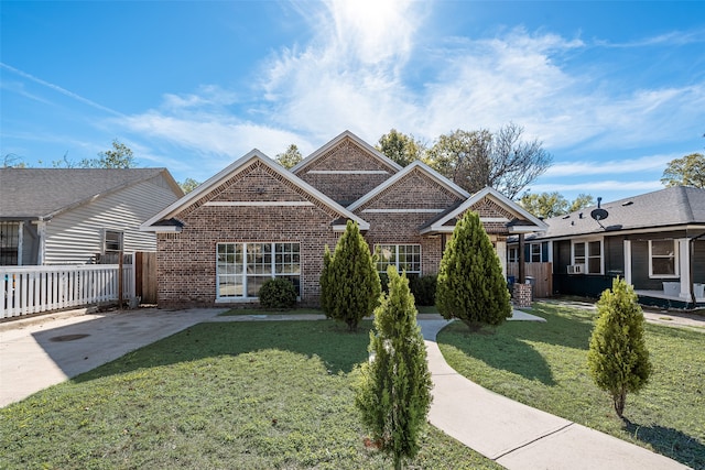 view of front of house featuring a front lawn