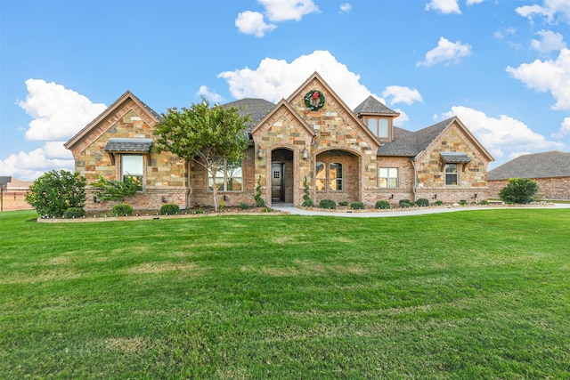 view of front of property with a front yard