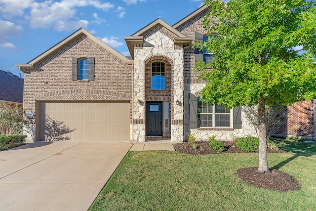 view of front facade featuring a garage and a front yard