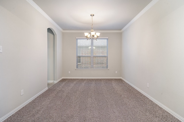 spare room with crown molding, carpet floors, and a notable chandelier