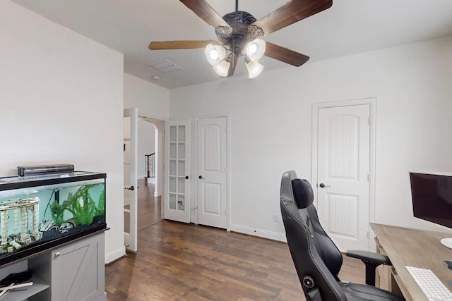 office area featuring dark wood-type flooring and ceiling fan