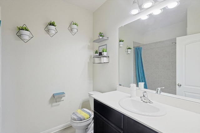 bathroom with toilet, vanity, and curtained shower