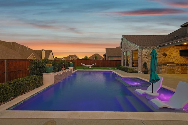 view of swimming pool featuring an in ground hot tub, an outdoor kitchen, grilling area, and a patio area