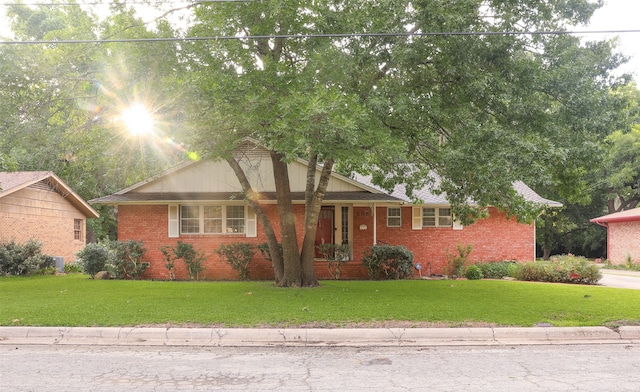 ranch-style home featuring a front lawn