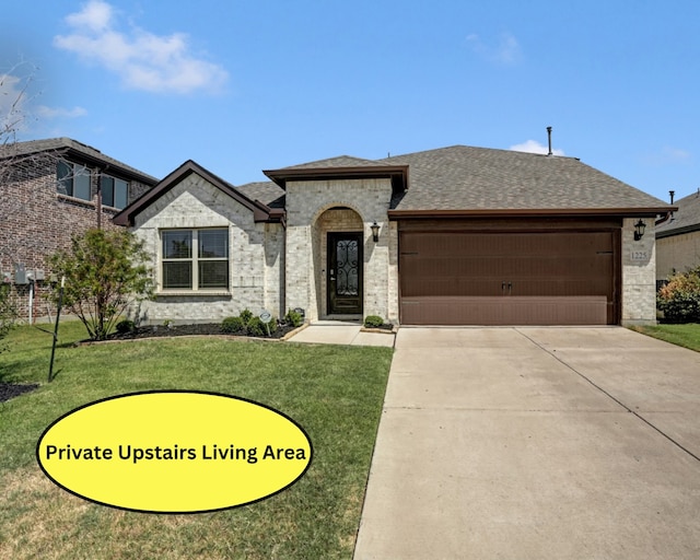 view of front of property featuring a front yard and a garage