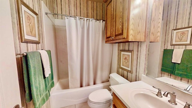 full bath with shower / tub combo with curtain, vanity, toilet, and wallpapered walls