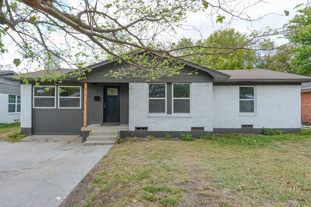 ranch-style house featuring a front lawn