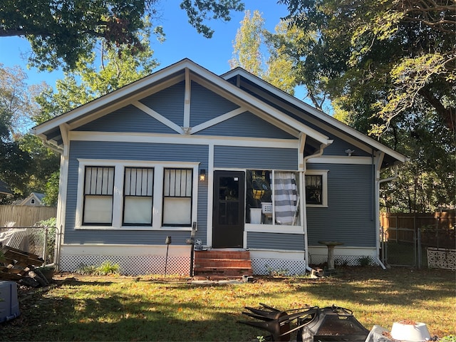 view of front of home featuring a front yard