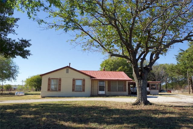 ranch-style home with a front yard