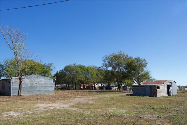 view of yard featuring an outdoor structure