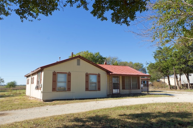 view of front of property featuring a front yard