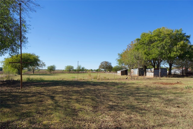 view of yard featuring a rural view