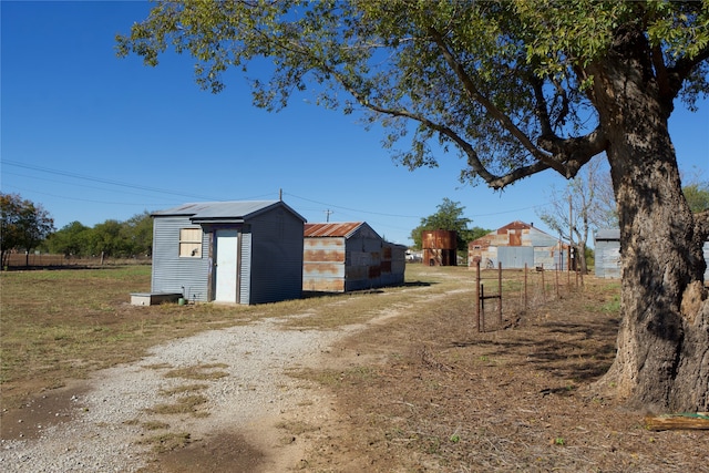 view of yard with a storage shed