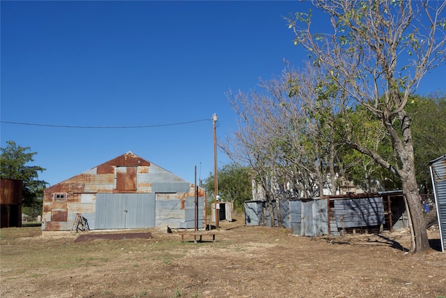 view of yard featuring an outdoor structure