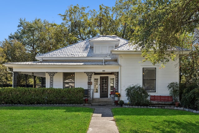 view of front facade with a front lawn