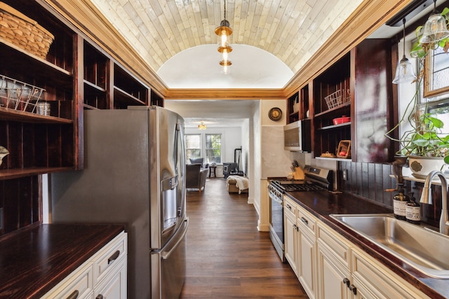 kitchen with stainless steel appliances, decorative light fixtures, sink, dark wood-type flooring, and lofted ceiling