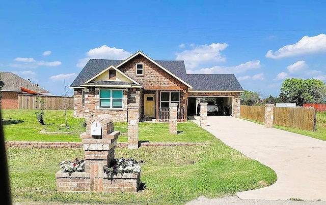 craftsman inspired home featuring a front yard