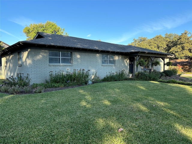 view of front of house featuring a front lawn