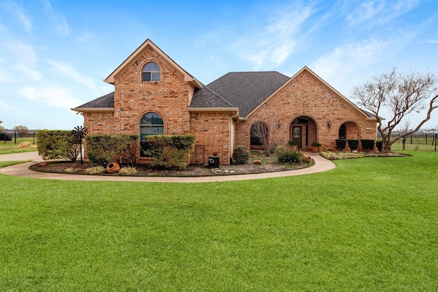 view of front facade featuring a front yard