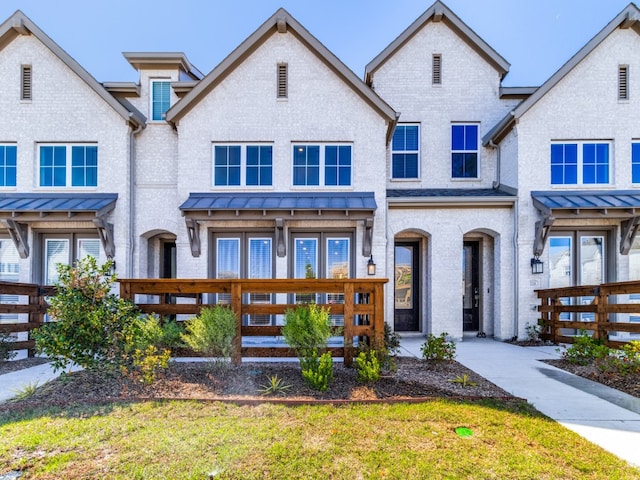 view of front of property with a front yard