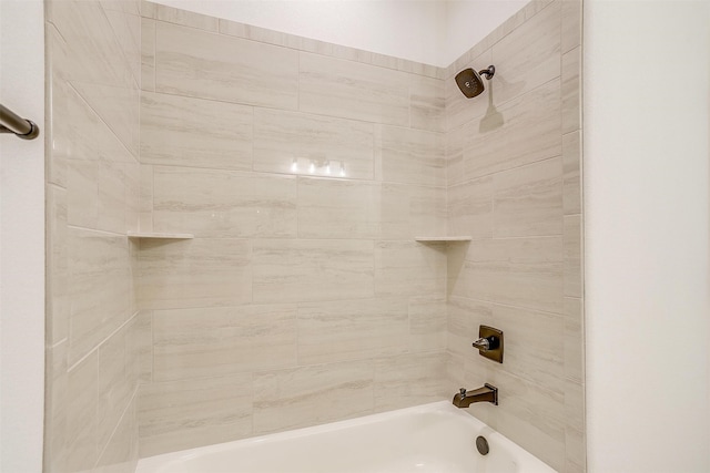 bathroom with tiled shower / bath