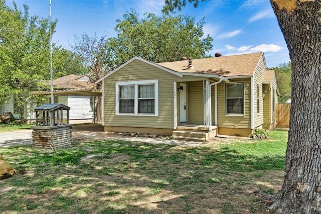 view of front of property featuring a front yard