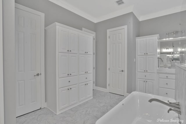 bathroom featuring an inviting chandelier, crown molding, and a bathing tub