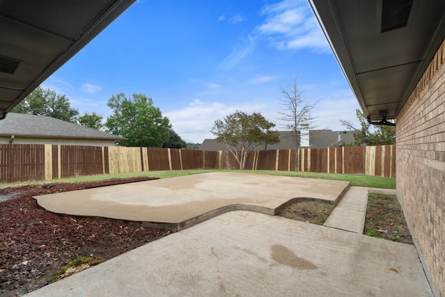 view of yard featuring a patio area