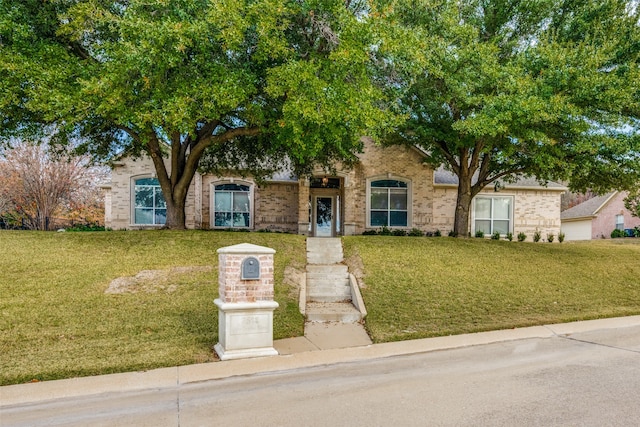 view of front of property featuring a front yard