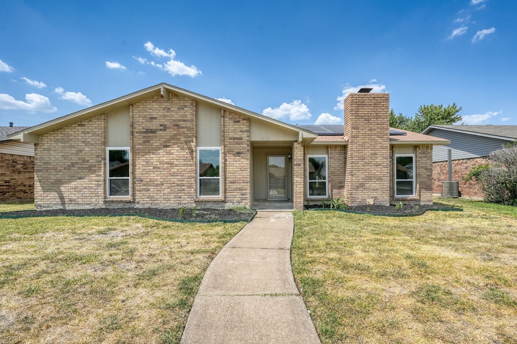 view of front of property featuring a front lawn