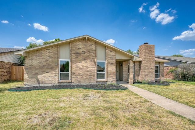 view of front of property featuring a front yard