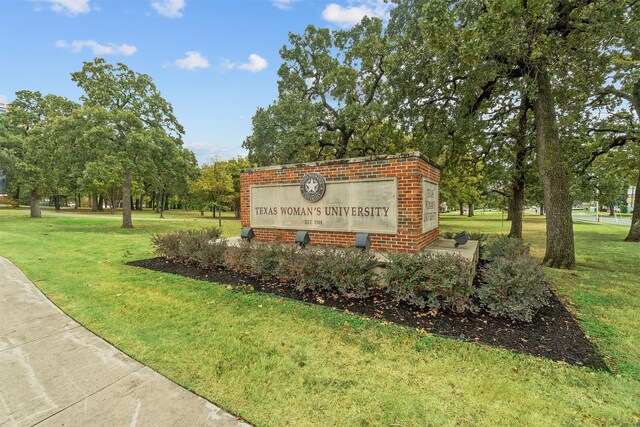 community sign with a lawn