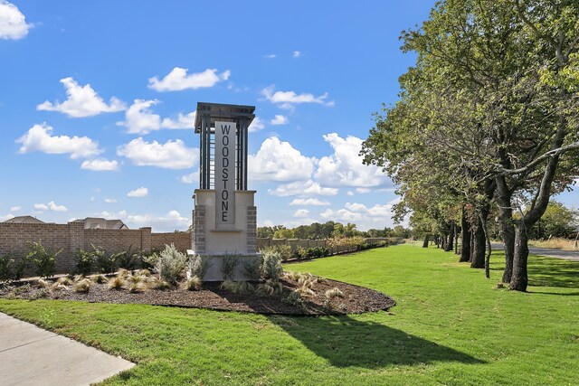 view of home's community featuring a lawn