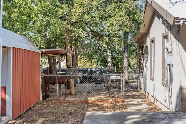 view of yard with a shed