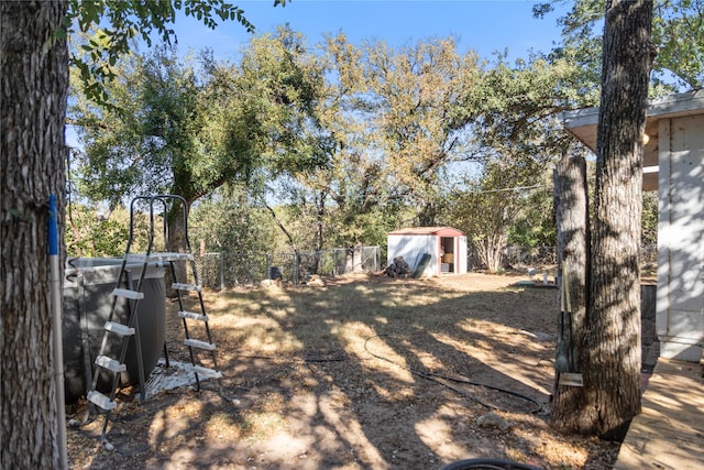 view of yard featuring a storage shed