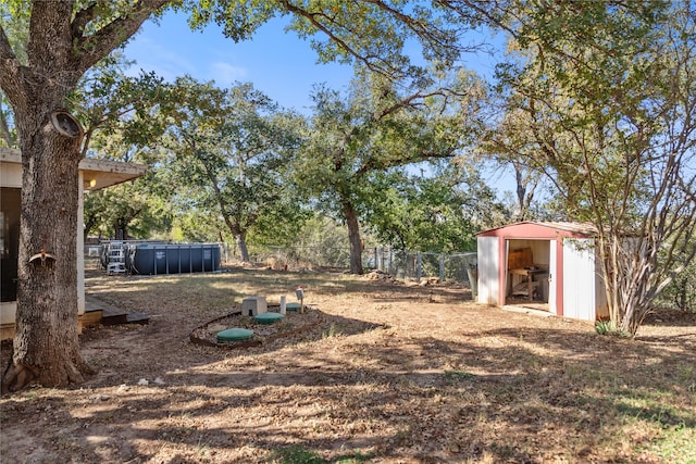 view of yard featuring a shed